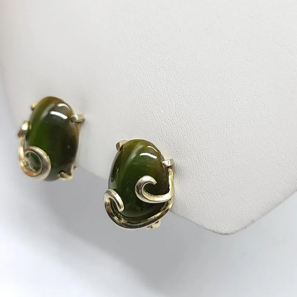 Whiting Davis Co Gold Tone Green Faux Tiger Eye Swirl Clip On Earrings Vintage - Picture 2 of 4
